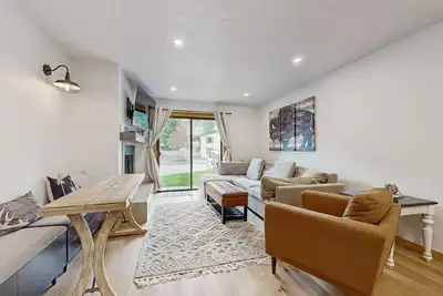Image de Ground-floor downtown condo - mountain views - walk to shuttle, dining, shopping