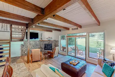 Image de Golf course-adjacent home with private hot tub & washer/dryer - dog-friendly