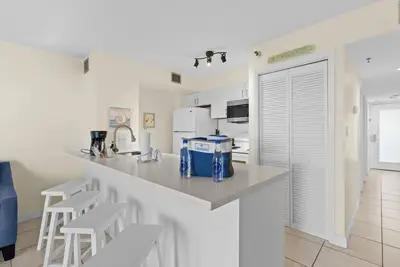 Image de Family & Friends Beach Getaway! 3 Spacious Rooms w/ Full Kitchen | Beach Access