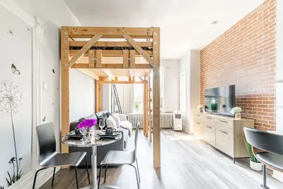 Image de Loft Bed Sun-Filled High Ceiling Boutique Studio Downtown
