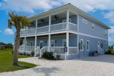 Image de Gorgeous new beach home with decks & screened porch - pack your suitcase & go