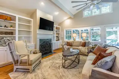 Image de Dog-friendly cottage with a game room, washer/dryer, central Ac, & gas fireplace