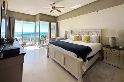 Image de Renovated Beachfront Condo with Private Beach #303