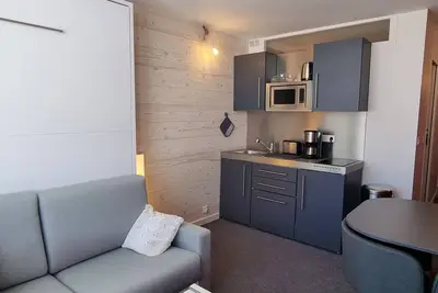 Image de Studio rénové au pied des pistes avec lits superposés et canapé-lit, animaux acceptés