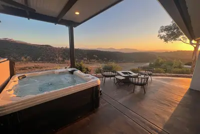 Image de Five bedroom hilltop view home with spa and three fire pits