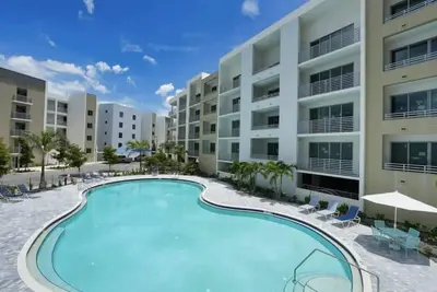 Image de Luxe Waterfront Resort Style Living at its Best!