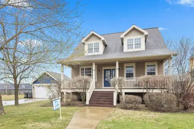 Image de 3 Story Downtown New Buffalo Retreat