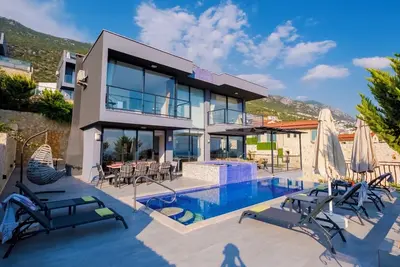 Image de Luxury 5 Bedroom Villa with waterfall feature Pool