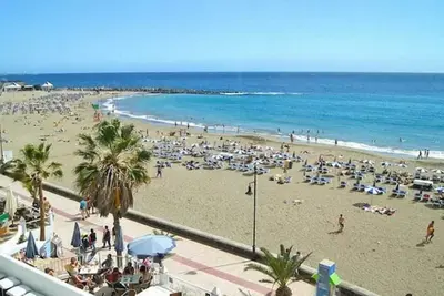 Image de Appartement de deux chambres Ă coucher sur la plage de Los Cristianos, avec vue sur la promenade