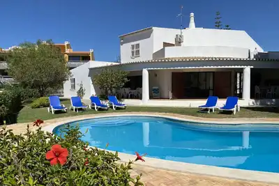 Image de Villa 'Vivenda Júlia e Tavares' avec vue sur la mer, piscine privée et Wi-Fi.