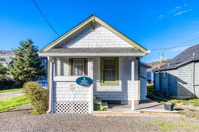 Image de Sweet, Classic Oregon Coast Cottage Sits Across the Street from Rockaway Beach!