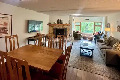 Image de Remodeled open and spacious Center Village with a view! 2 Bedrooms 3 Full Baths