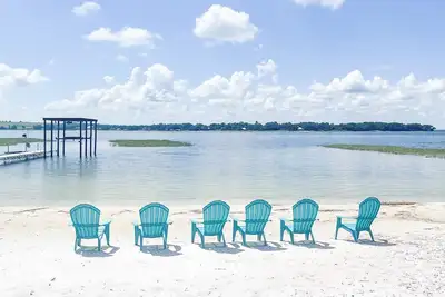 Image de Beautiful home with white sand beach on stunning Crooked Lake