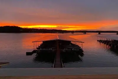 Image de Lake front Condo with boat slip, elevator access, very close to shopping\/dining