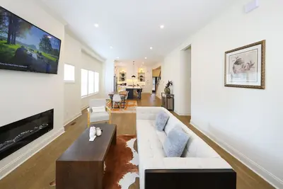 Image de Luxury Home w/ Stunning Kitchen + King Bed Suite, amid Top Attractions