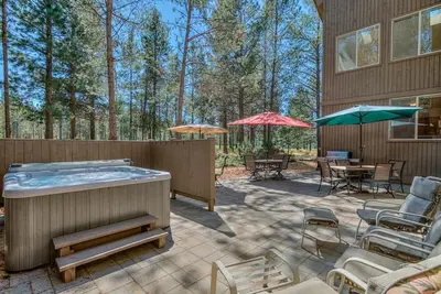 Image de Private hot tub, large patio with lots of seating for the whole family, Bbq, sharc passes for 2026! Amazing views of the golf course