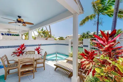 Image de Enchanting waterfront townhouse with balcony, plunge pool, & washer/dryer