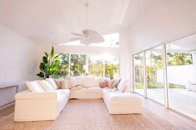 Image de Large Golf Course home with resort-style facilities