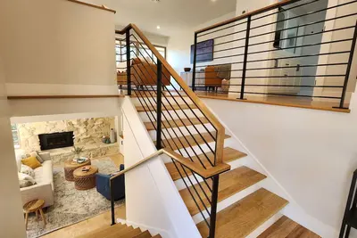 Image de Mid-Century Retreat Overlooking the Pines & Pacific