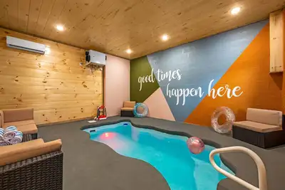 Image de 3 Miles to Pigeon Forge Parkway! Private Pool 🏊‍♂️ Hot Tub 🐕 Dogs 🏔️ Gsmnp Views 🌄
