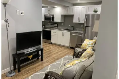 Image de Fresh and newly renovated 2 bedroom bsmt suite. Fully furnished 2 min 2 hosptl