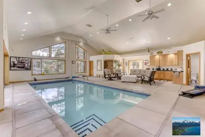 Image de 6000sf Pine House with indoor swimming pool