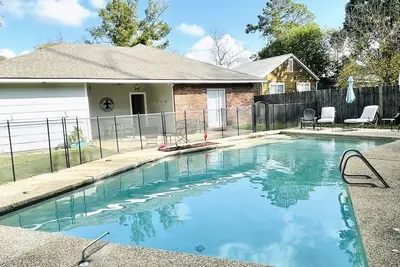 Image de ❤️2. 2 MilesToLSU•2 Desks•WasherDryer•Ac🤿Pool•FencedYardPatio📺SmartTV❤️