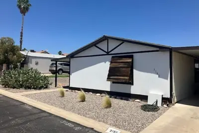 Image de Fun Rustic 2\/2 Single level in a great community.
