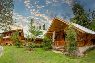 Image de Bungalow with double bed and mountain view in a natural environment