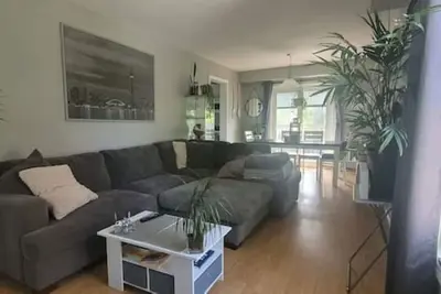 Image de Cheerful Bright Home (Sleeps up to 12)