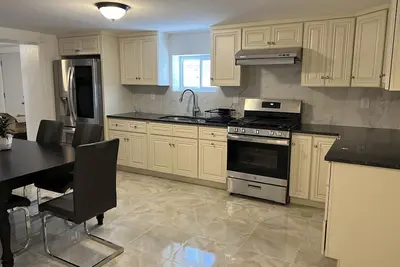 Image de Newly renovated 3 bedroom home with free parking