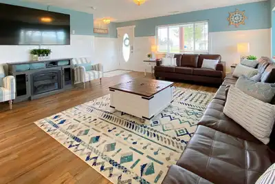 Image de Hot Tub, Game Room, Only 2 Blocks from the Lake!