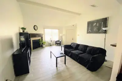 Image de Charming 3 bedroom home with fireplace - 10 min from The Domain