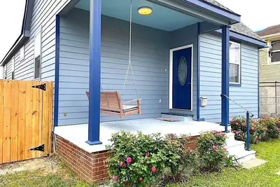 Image de Charming Blue Retreat with home gym, Ev hookups, king bed, and more