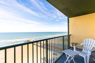 Image de Top Floor Oceanfront Condo w/ Pool & Beach Access!