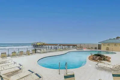 Image de Poolside Suite 101 | Beach Front, Pool & Hot Tub
