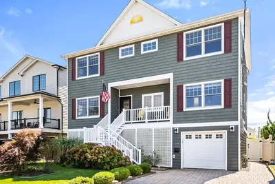 Image de Cen208 | 6br 3. 5ba Centrally located near it all! Pool, Rec Room, 8 Tags! by Shore Points Vacations