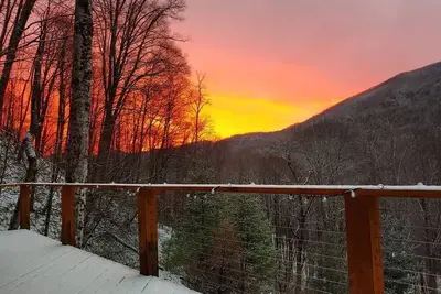 Image de Private retreat with mountain views and a cascading creek on 3 acres. Fast wifi
