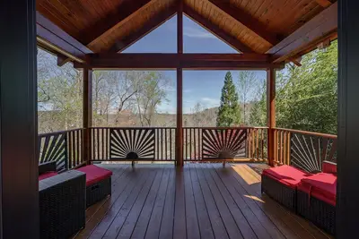 Image de Waterfront cabin with party dock. We are pet friendly so bring the whole family.