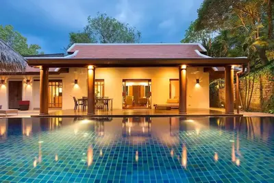 Image de 1 minute to Naiharn Beach 1100sqm 4br Pool Villa\n