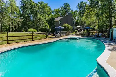 Image de Escape the city to this Spacious and Clean 5br \/ 3. 5ba home with a Heated Pool and Spa on 8 Acres in Horse & Wine Country