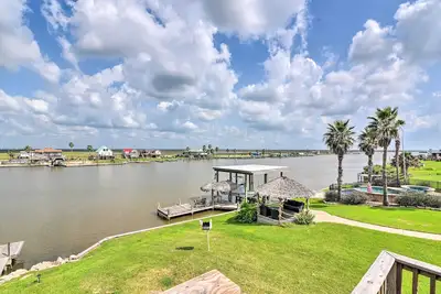Image de Dock, Ocean Views + Access: Bay City Home!