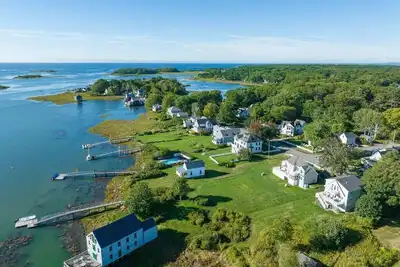 Image de Overlooking Cape Porpoise Harbor, Sunlit Home