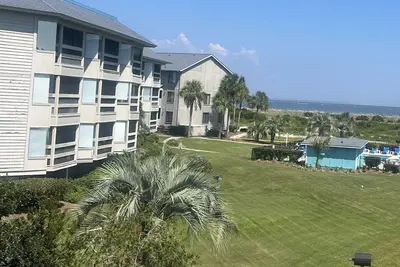Image de Breathtaking Ocean Sunrise Views. Relax at 3 pools with a Bbq. No Crowds!