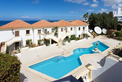 Image de Stylish design w ocean/pool view, King size bed