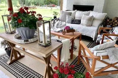Image de Modern farmhouse on 5+ acres, beautifully landscaped with outdoor entertainment