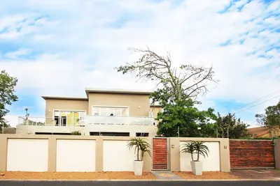 Image de 7 Rooms, 8 bathrooms and parking for 9 cars