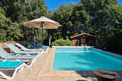 Image de Maison avec piscine et spa, idéale pour familles et couples
