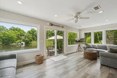 Image de All Sports Lake Orion \"Hidden Bay Lake Cottage\"