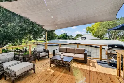 Image de Modern farmhouse cottage with dock\/lake access